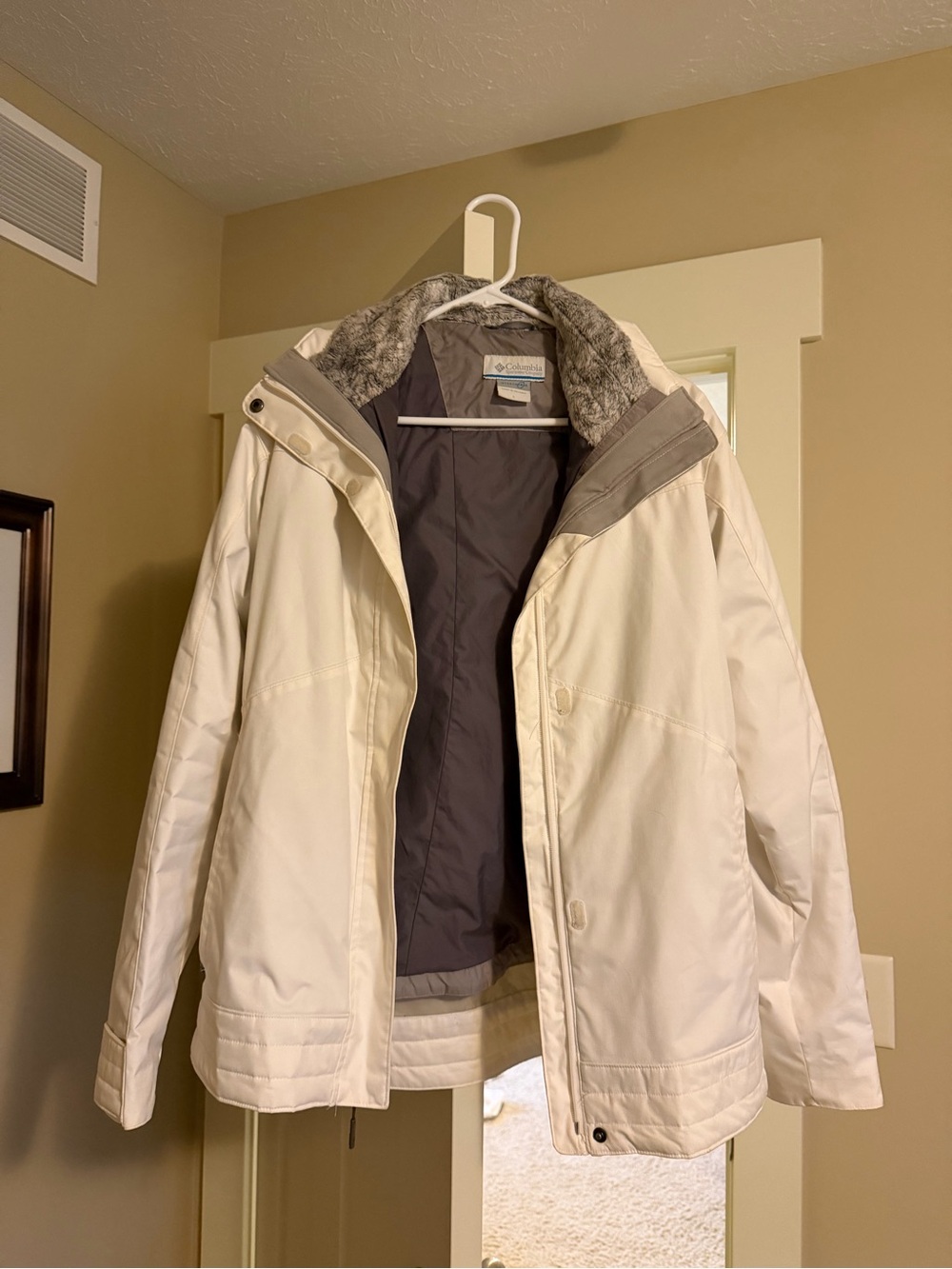 Columbia White Women's Insulated Winter Puffer Jacket